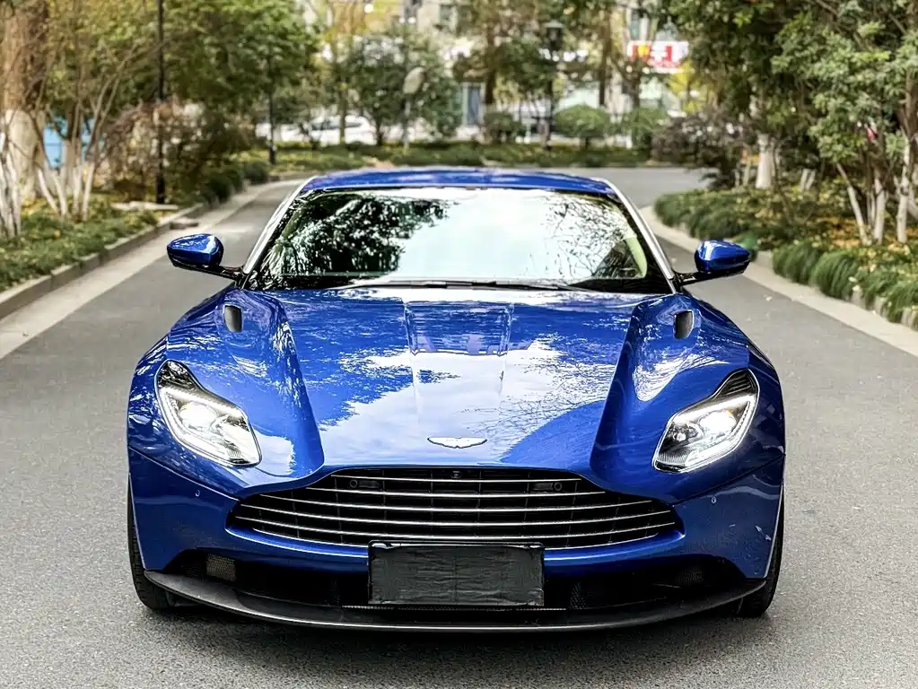 Aston Martin DB11 — миниатюра 2