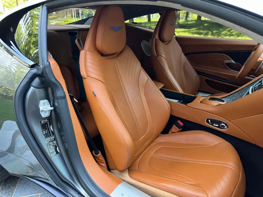 Aston Martin DB11 — миниатюра 14