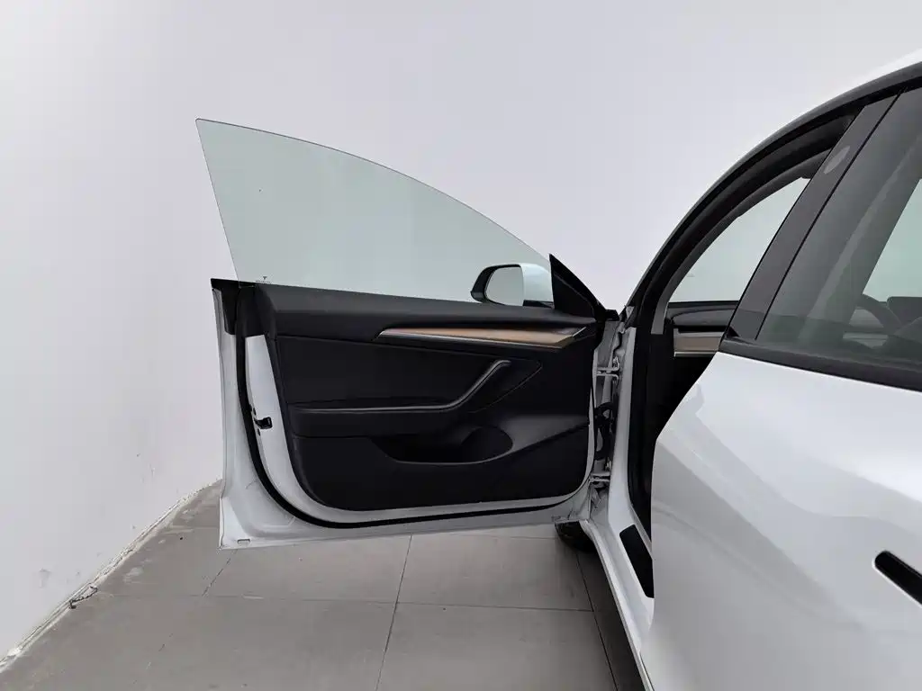 Tesla Model 3 — миниатюра 8