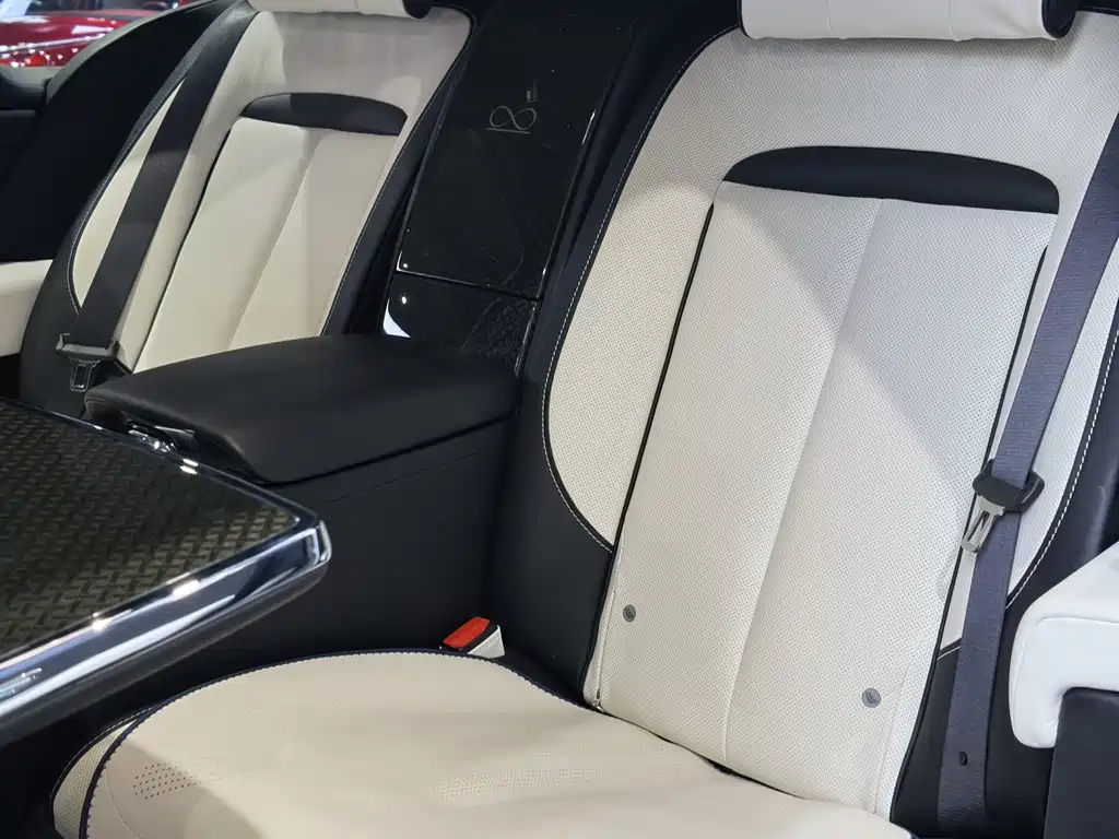 Rolls-Royce Cullinan — миниатюра 13