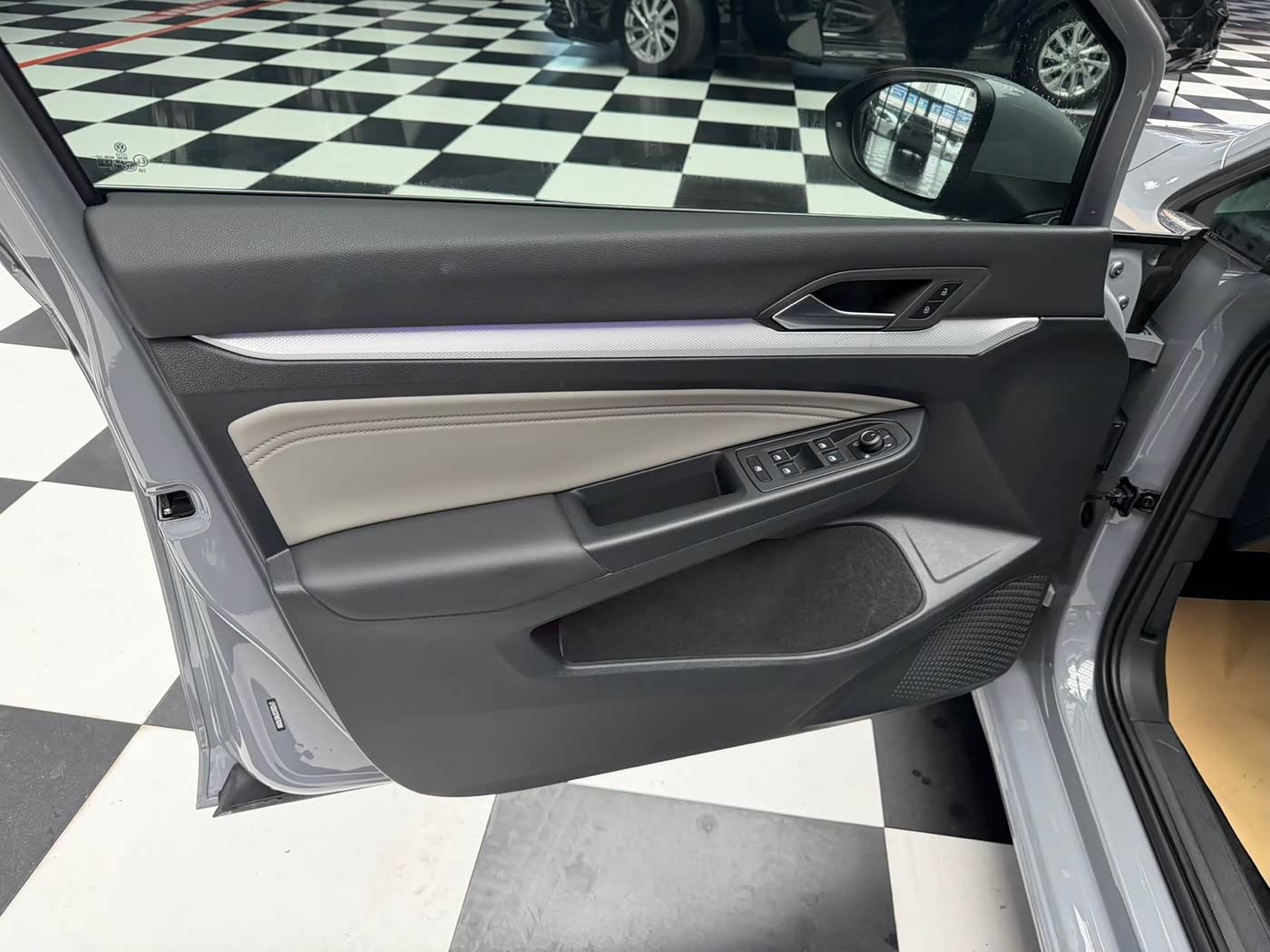 Volkswagen Golf 1.4 л 2022 г. Серебристо-серый, пробег 28000 км