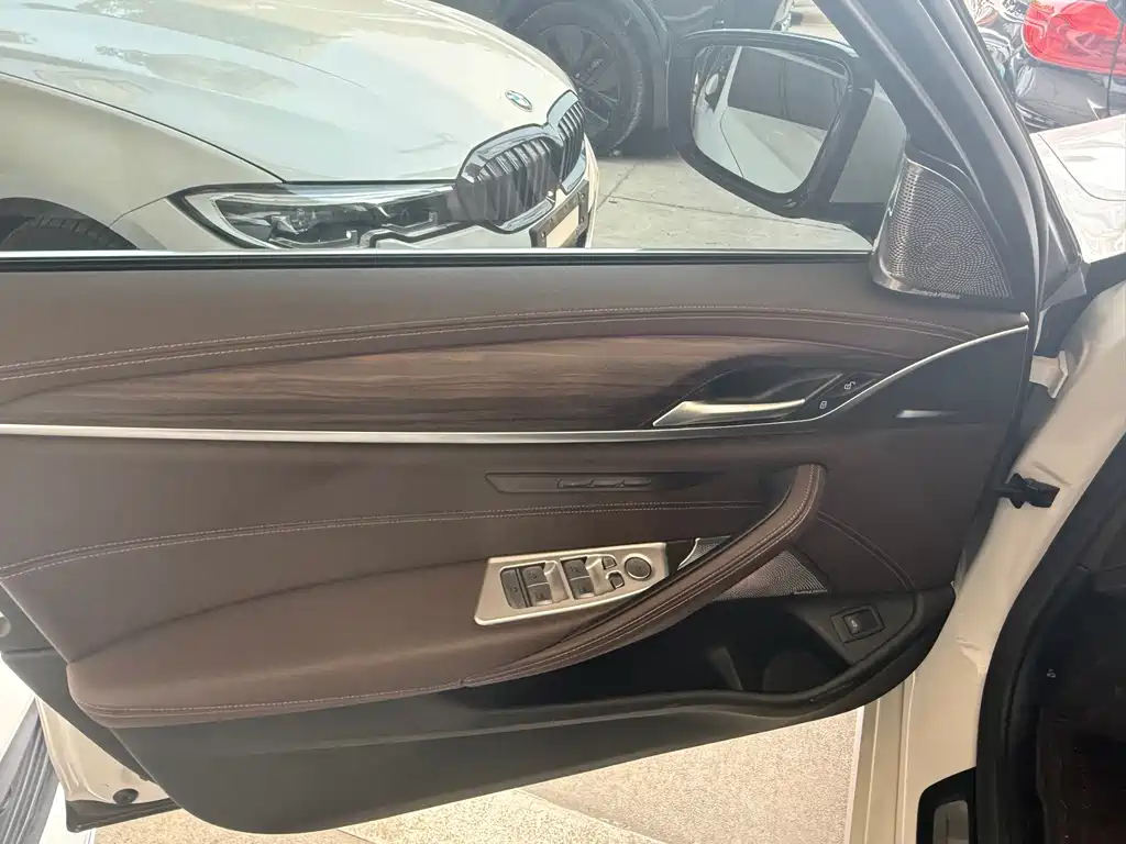 BMW 5 Series — миниатюра 14