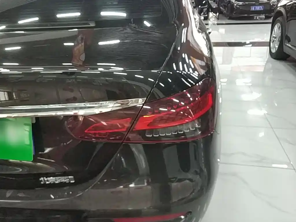 Mercedes-Benz E-Class — миниатюра 8