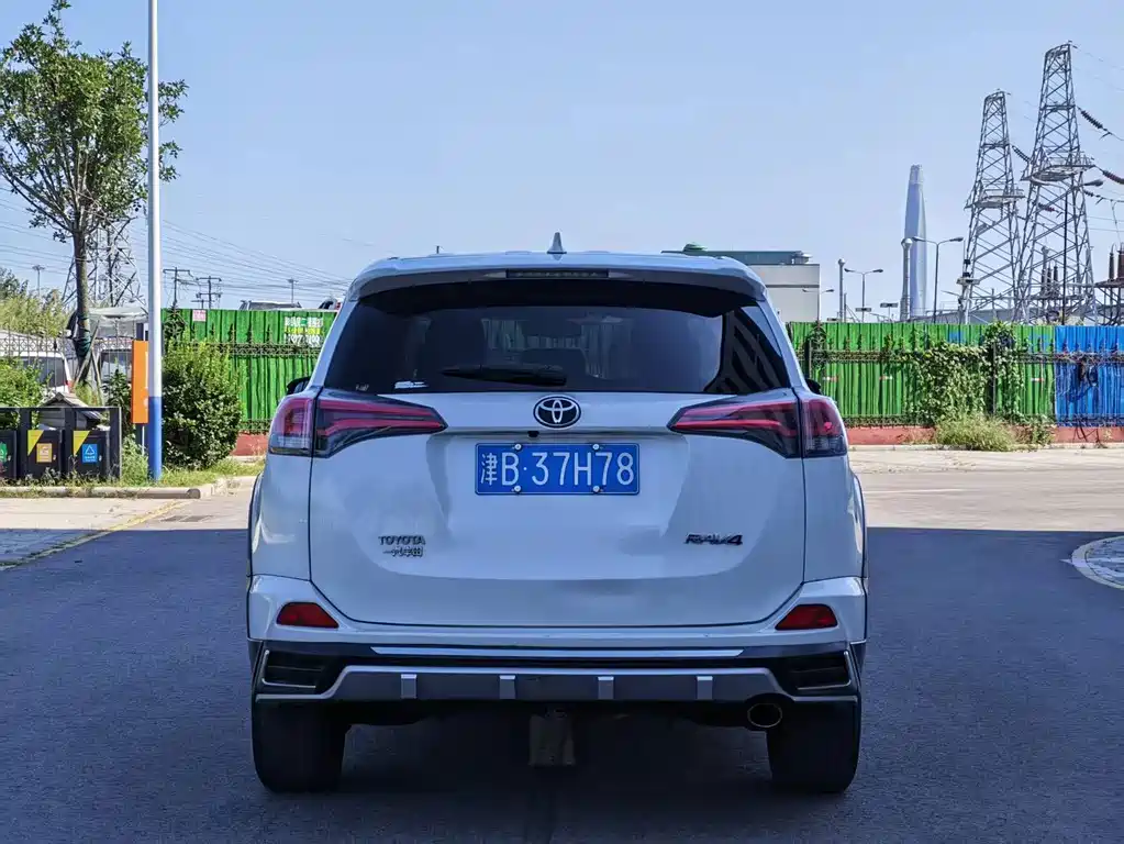 Toyota RAV4 — миниатюра 7