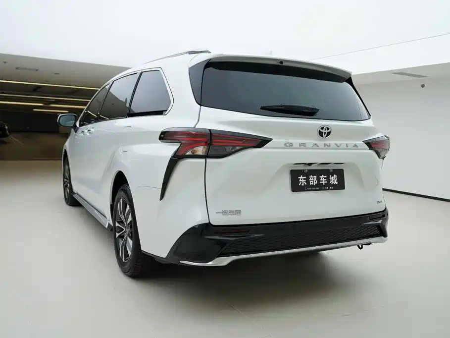 Toyota Granvia — миниатюра 5