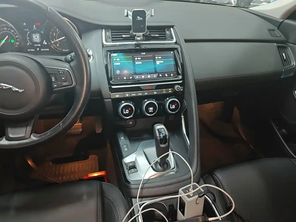 Jaguar E-PACE — миниатюра 13