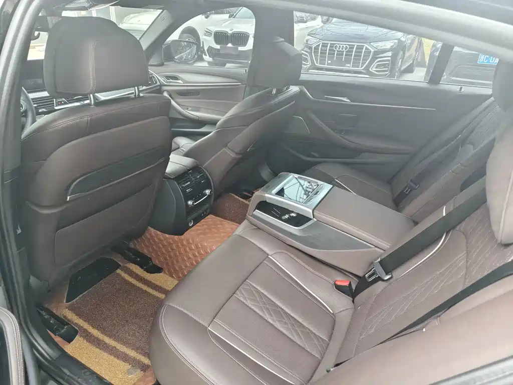 BMW 5 Series — миниатюра 12