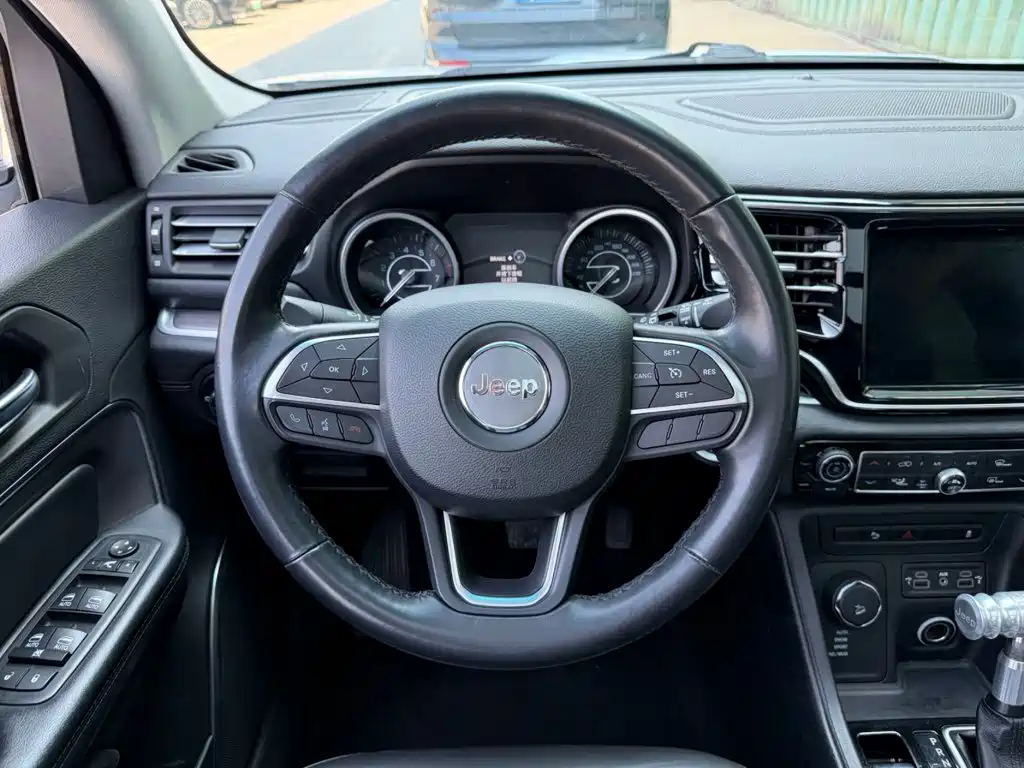 Jeep Commander — миниатюра 5