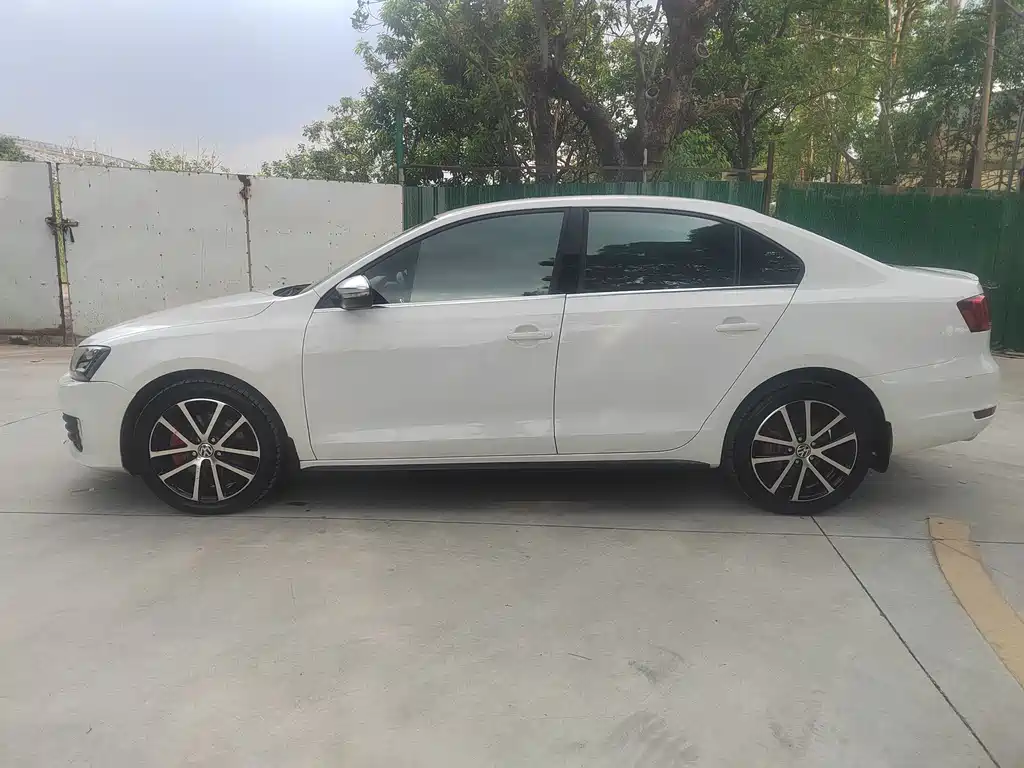 Volkswagen Sagitar 2013 2.0TSI GLI
