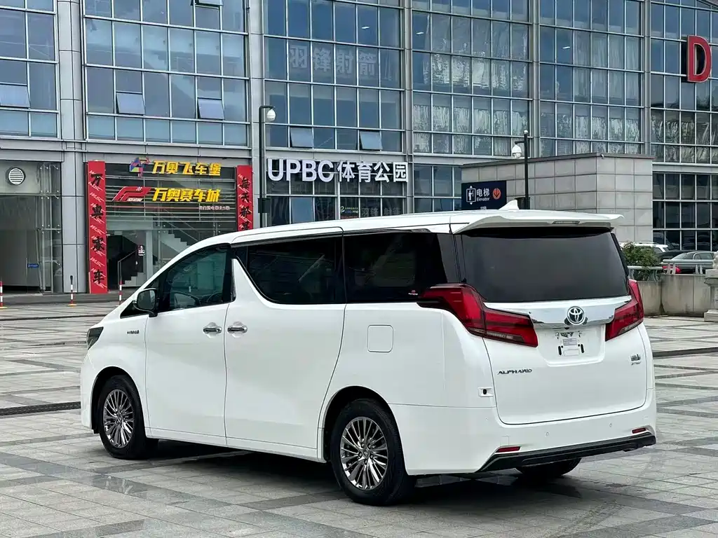 Toyota Alphard — миниатюра 4