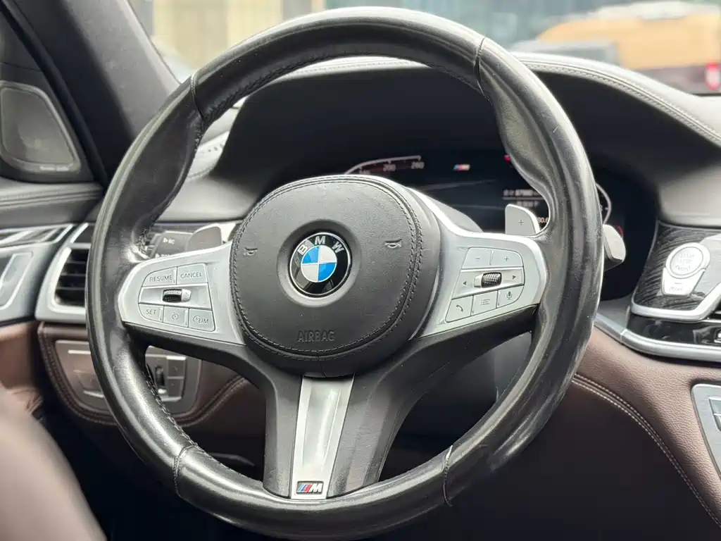 BMW 7 Series — миниатюра 11