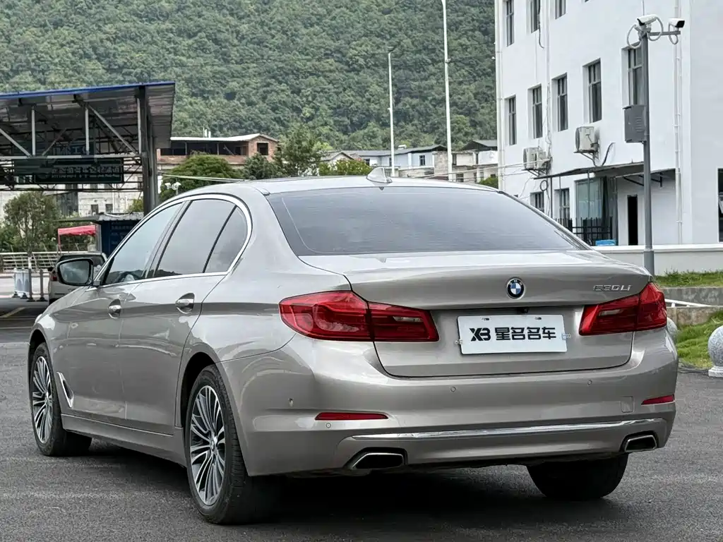 BMW 5 Series — миниатюра 13
