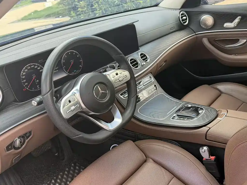 Mercedes-Benz E-Class — миниатюра 9