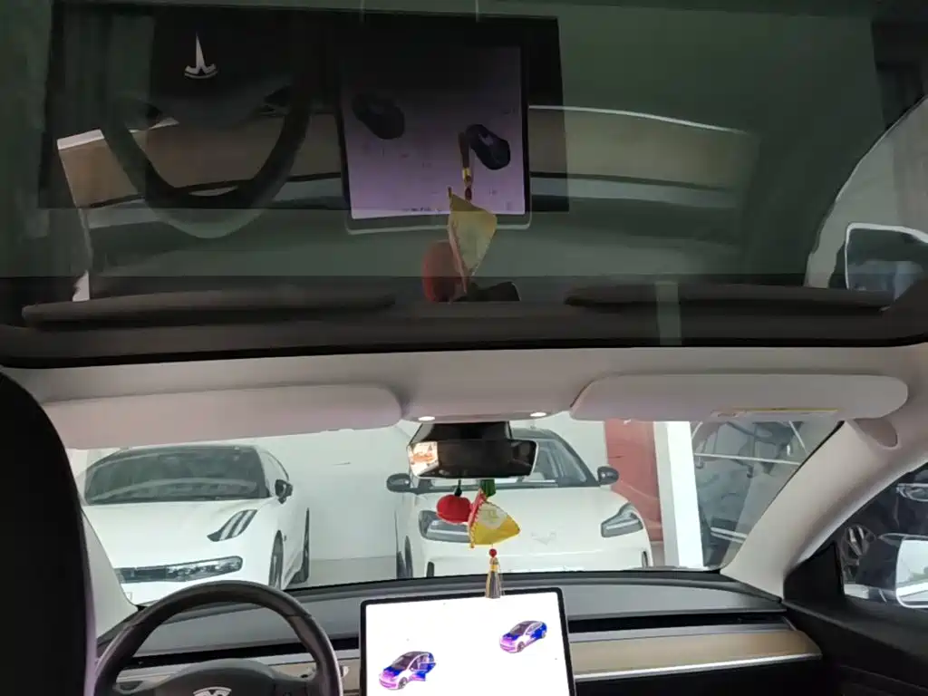 Tesla Model 3 — миниатюра 18