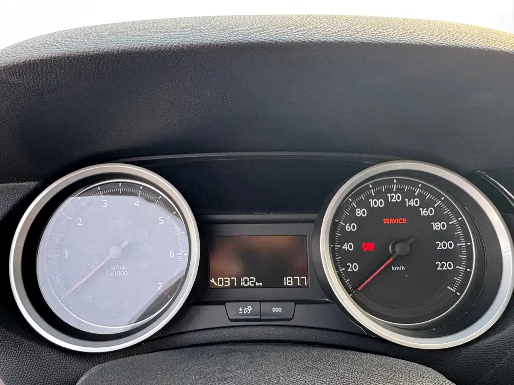 Peugeot 408 — миниатюра 5