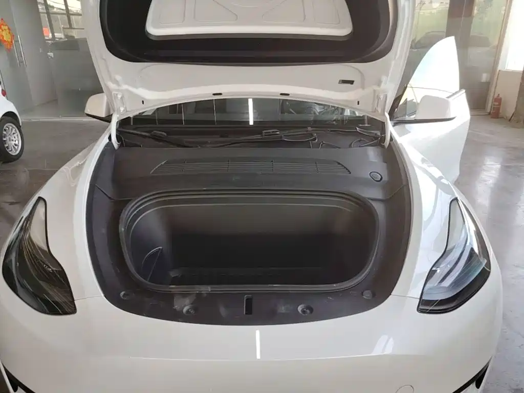Tesla Model Y — миниатюра 20