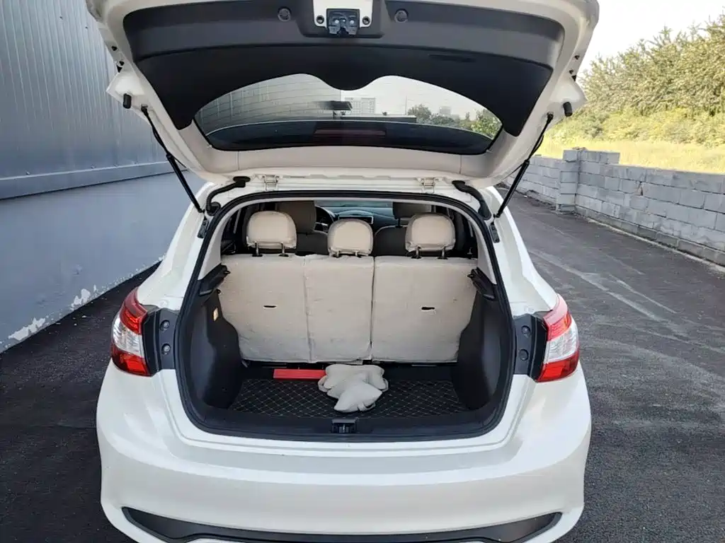Nissan Tiida — миниатюра 19