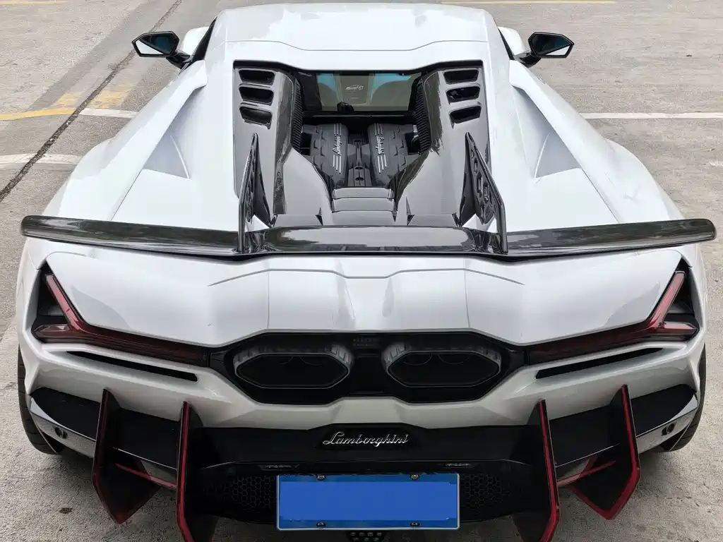 LAMBORGHINI REVUELTO