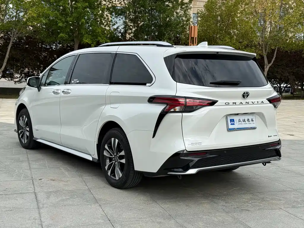 Toyota Granvia — миниатюра 7