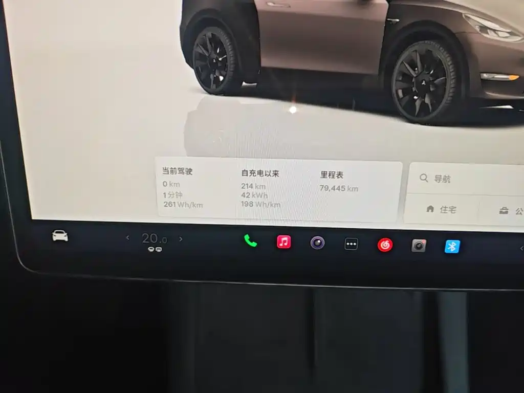 Tesla Model Y — миниатюра 12