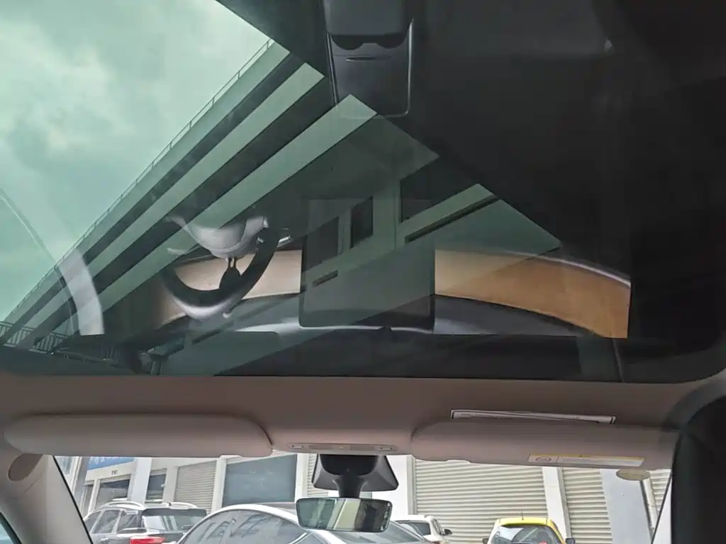 Tesla Model Y — миниатюра 18