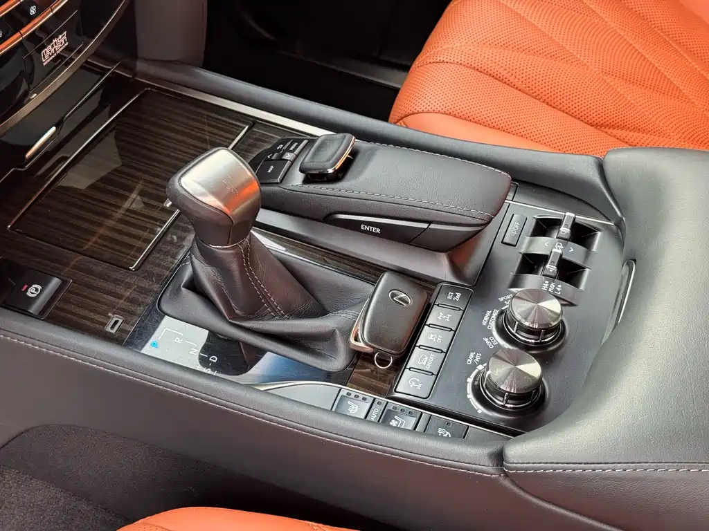 Lexus LX — миниатюра 10
