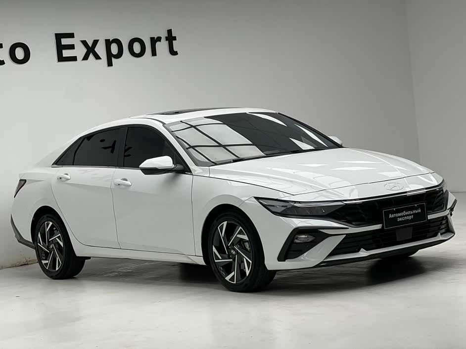 Hyundai Elantra 1.5 л 2023 г. Белый, пробег 20000 км