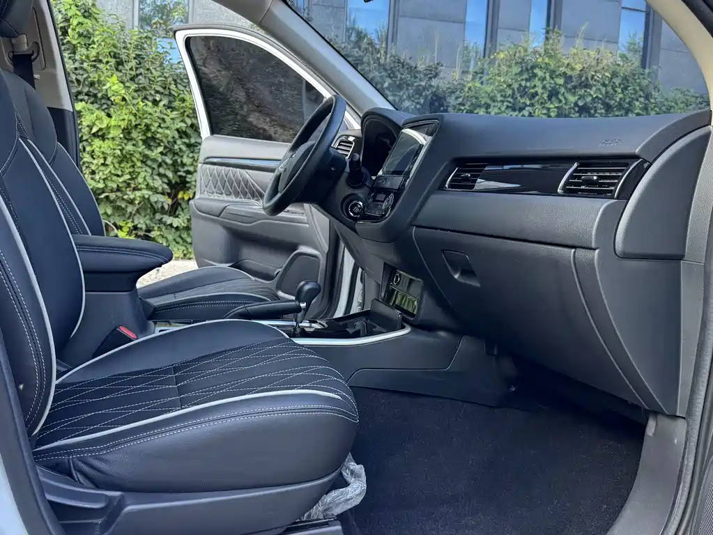 Mitsubishi Outlander — миниатюра 12