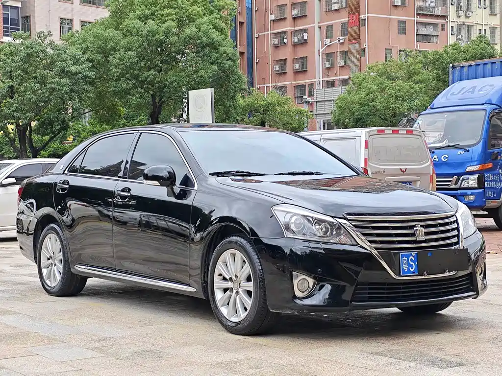 Toyota Crown — миниатюра 3
