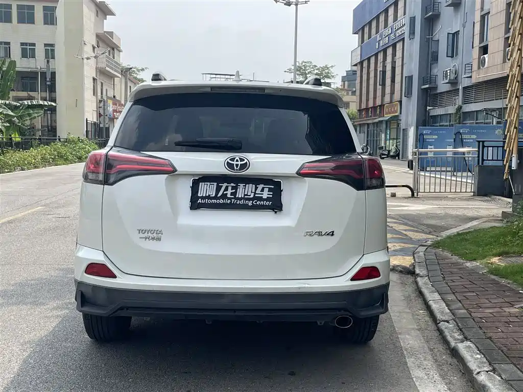 Toyota RAV4 — миниатюра 8