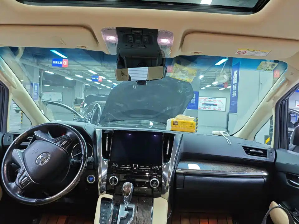 Toyota Alphard — миниатюра 5
