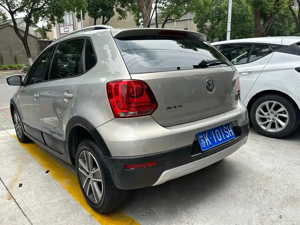 Volkswagen Polo 2014 1.6L Cross Polo AT