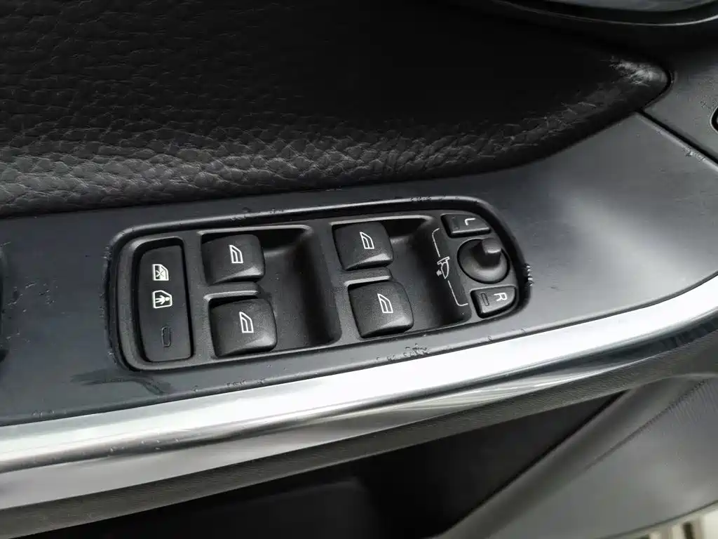 Volvo S60 (Import) — миниатюра 9