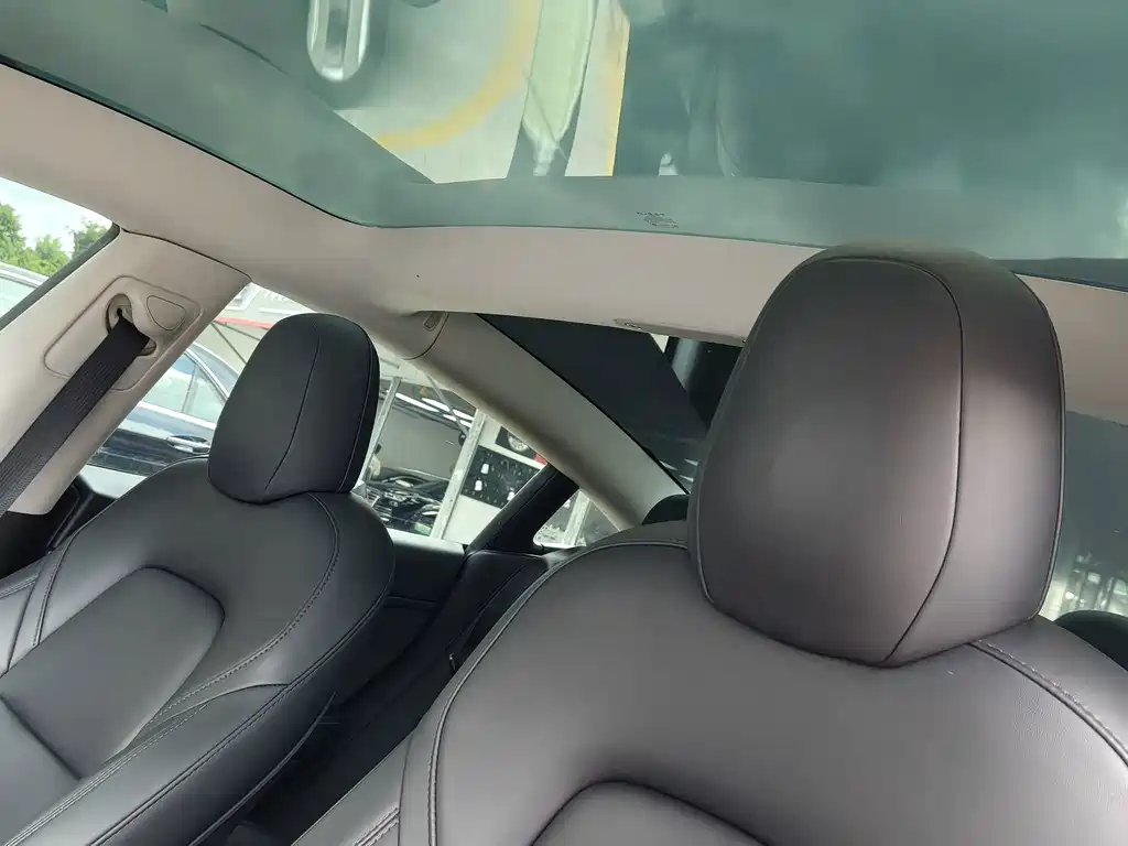 Tesla Model 3 — миниатюра 10