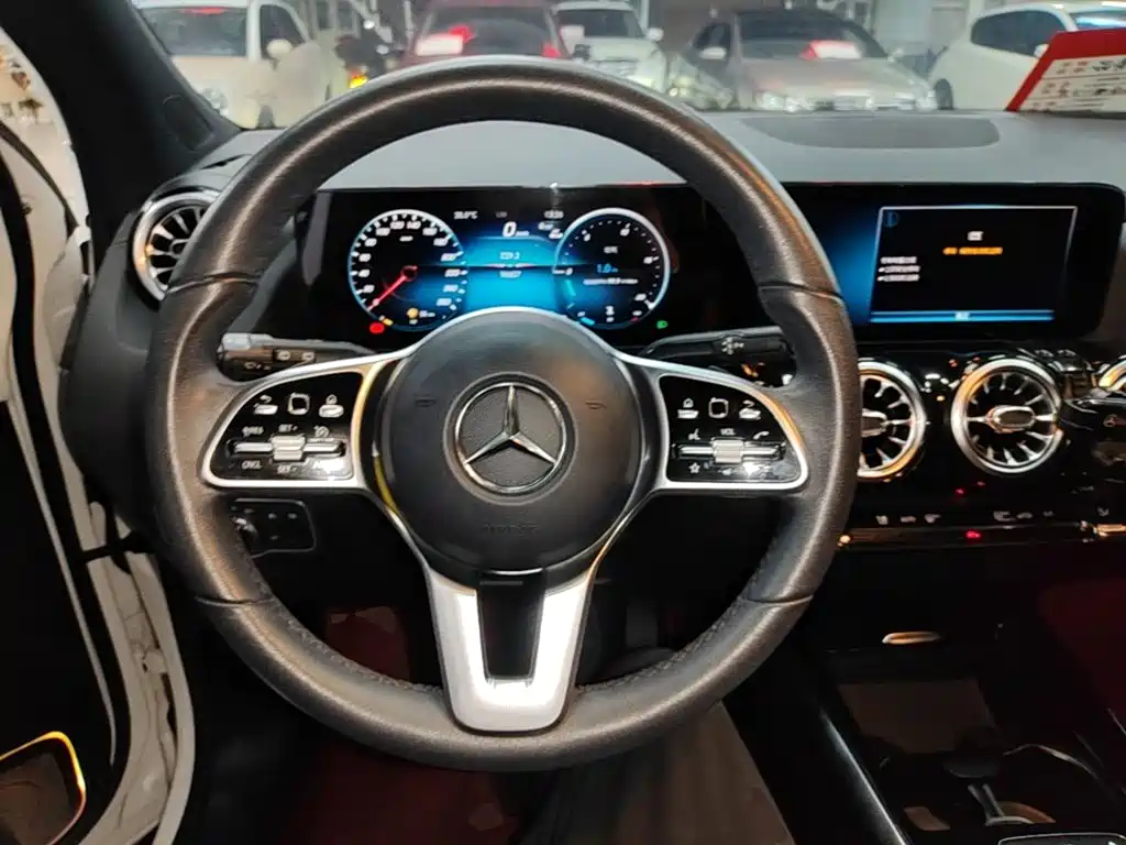 Mercedes-Benz GLA — миниатюра 11