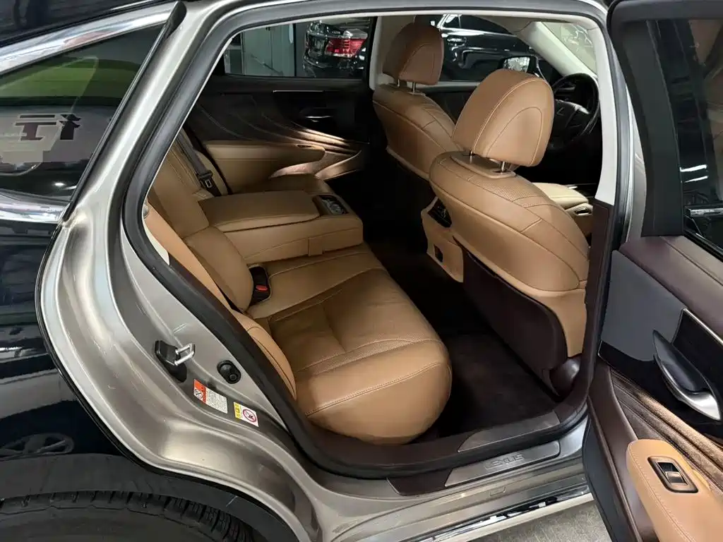 Lexus LS — миниатюра 8