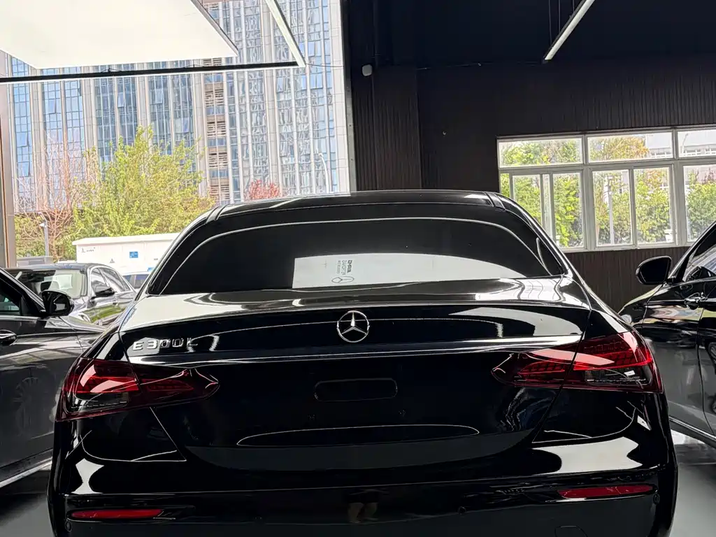Mercedes-Benz E-Class — миниатюра 3