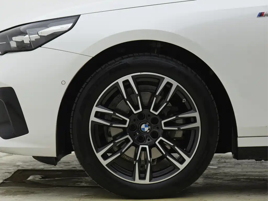 BMW 5 Series — миниатюра 5