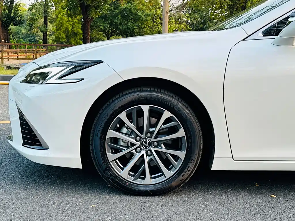 Lexus ES — миниатюра 9