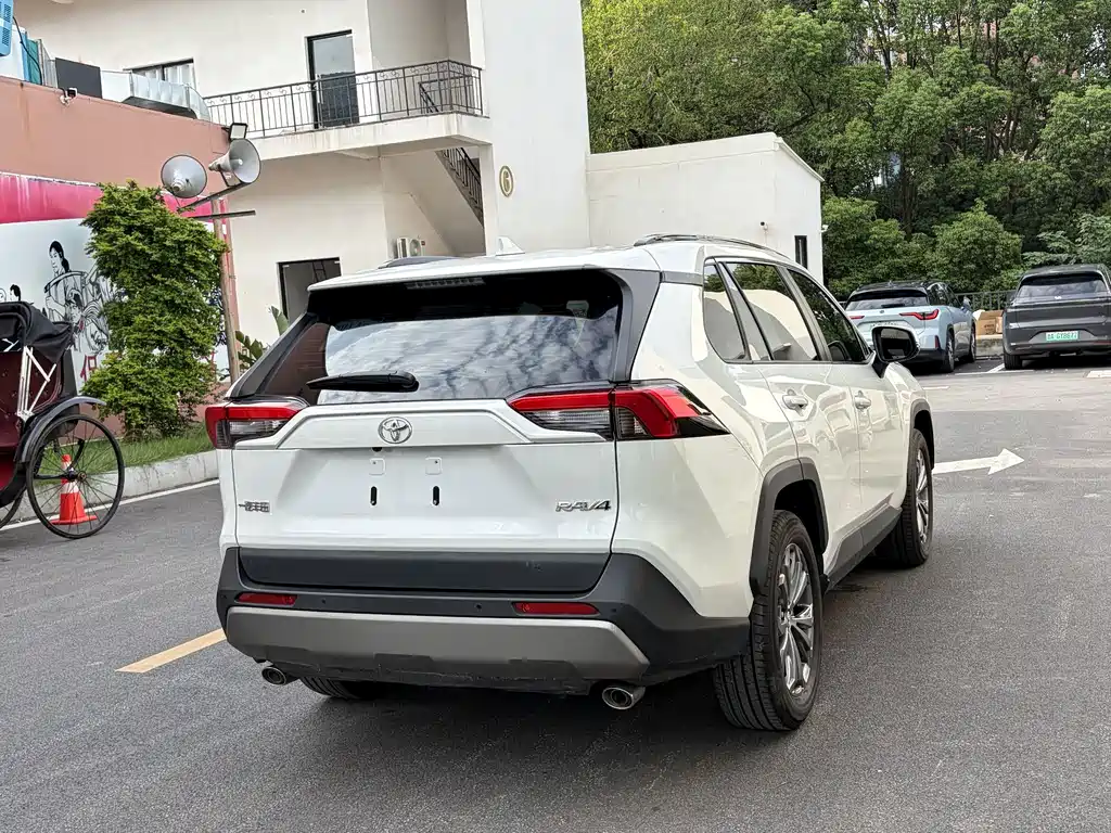 Toyota RAV4 — миниатюра 9
