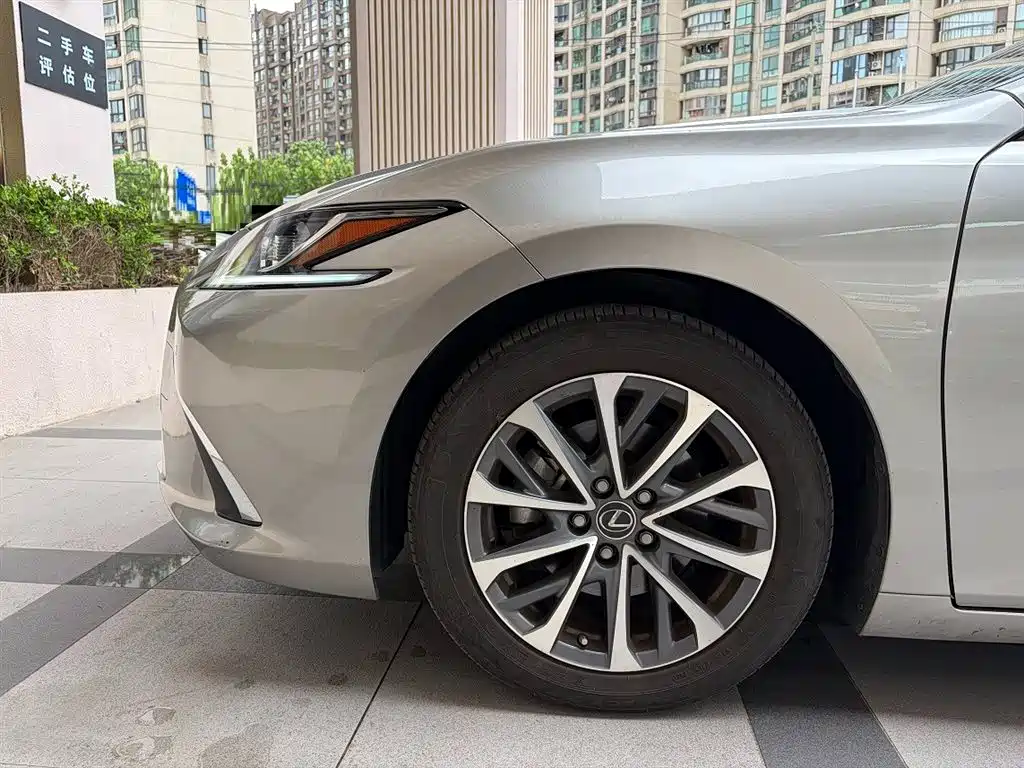 Lexus ES — миниатюра 12