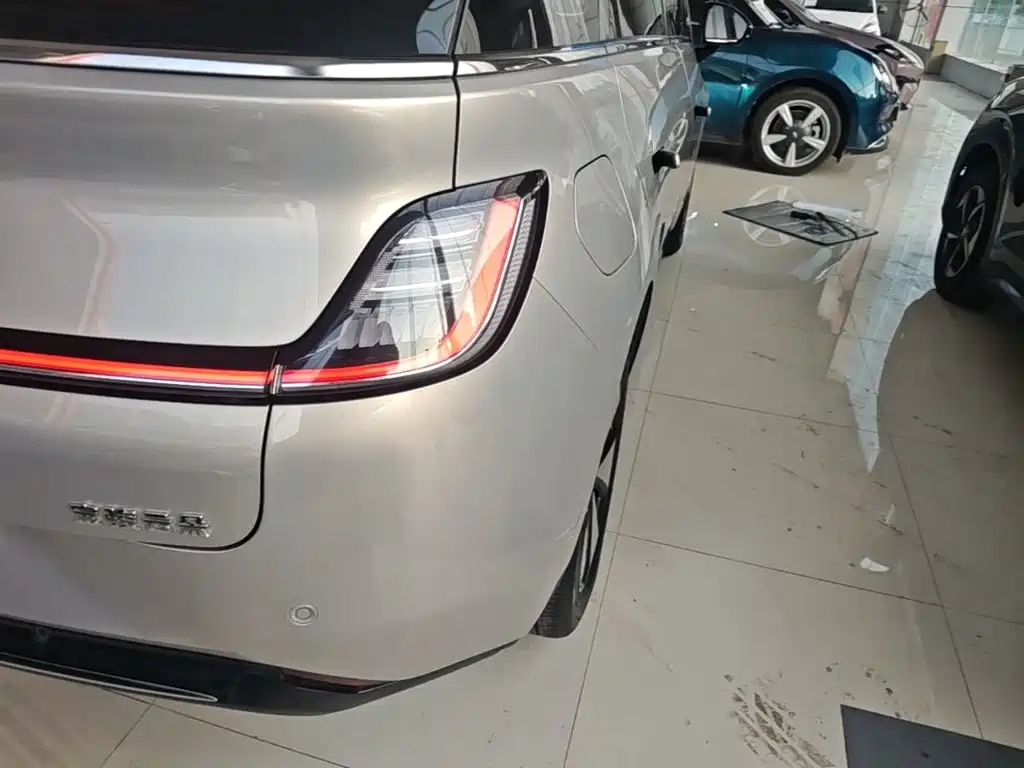 Baojun Yunduo — миниатюра 8