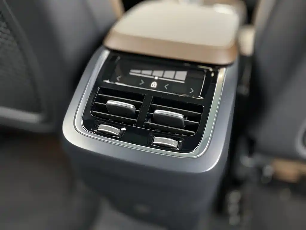 Volvo XC90 — миниатюра 21