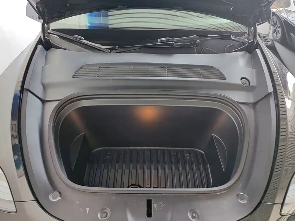 Tesla Model Y — миниатюра 20