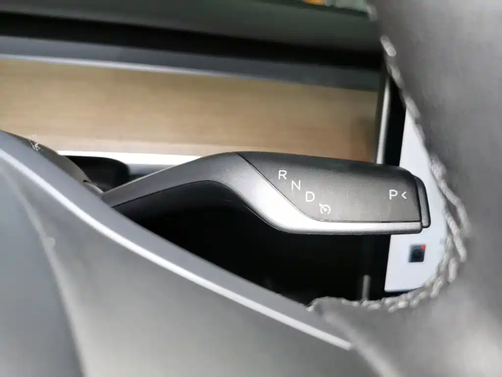 Tesla Model Y — миниатюра 14