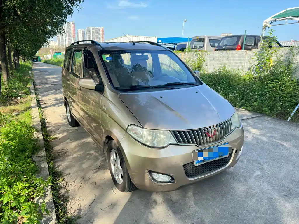Wuling Hongguang 2015