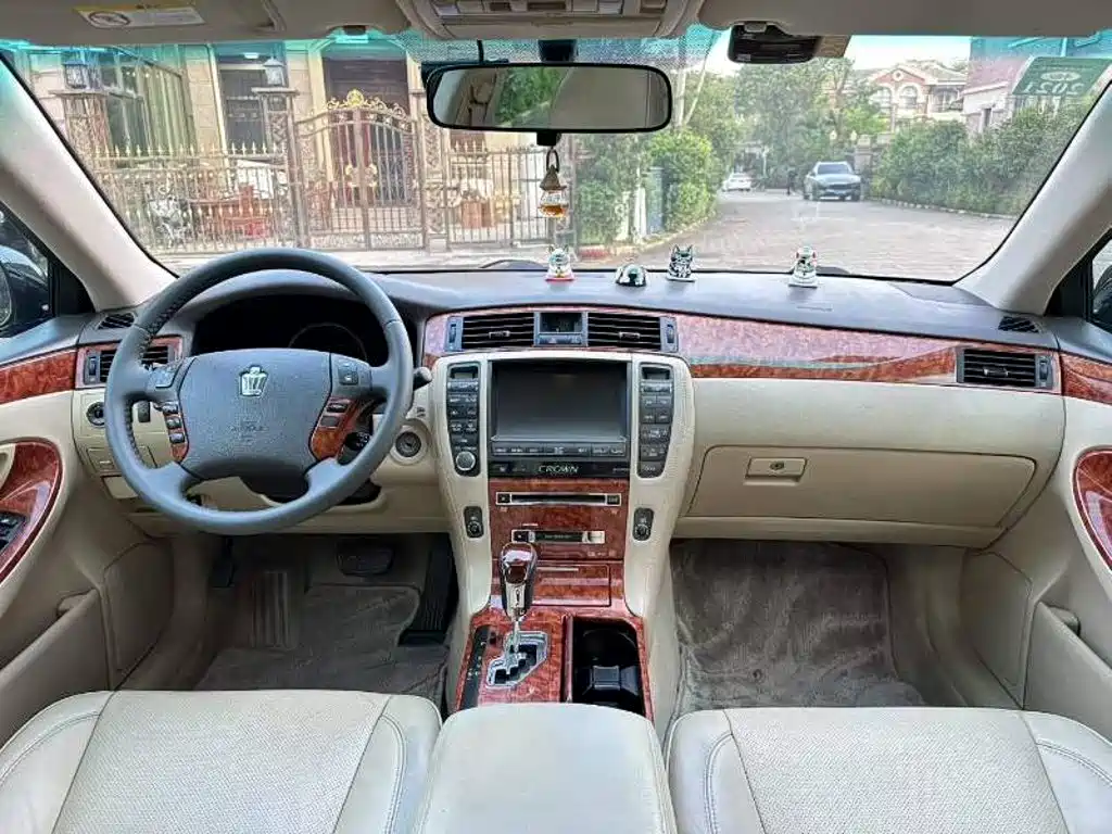 Toyota Crown — миниатюра 9