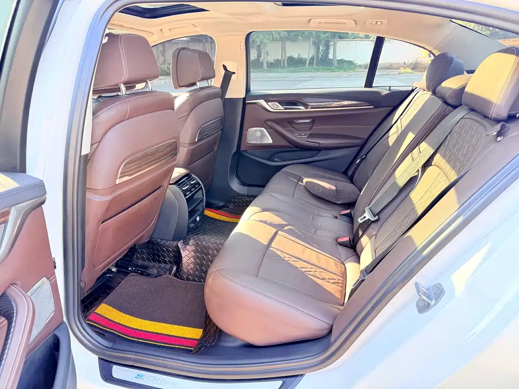 BMW 5 Series New Energy — миниатюра 6