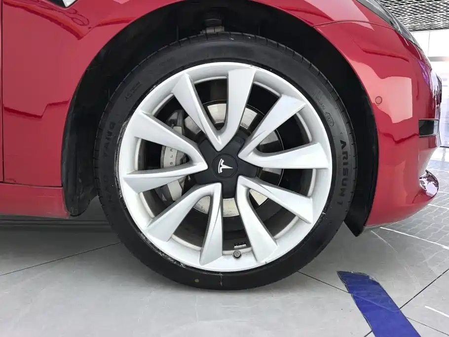 Tesla Model 3 — миниатюра 6