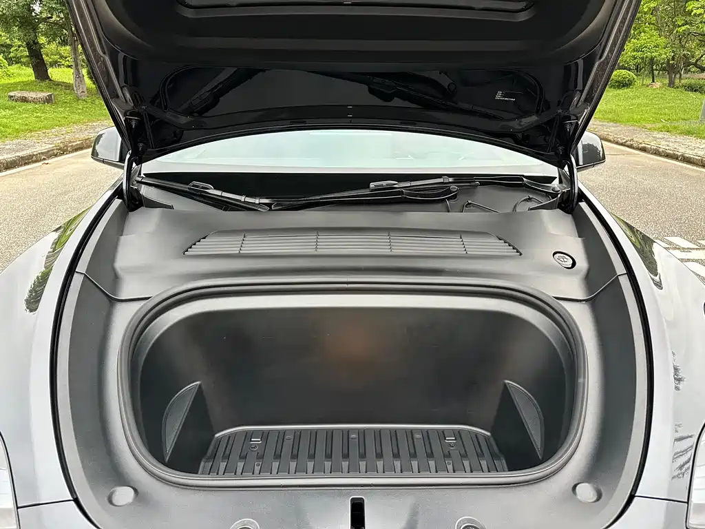 Tesla Model Y — миниатюра 17